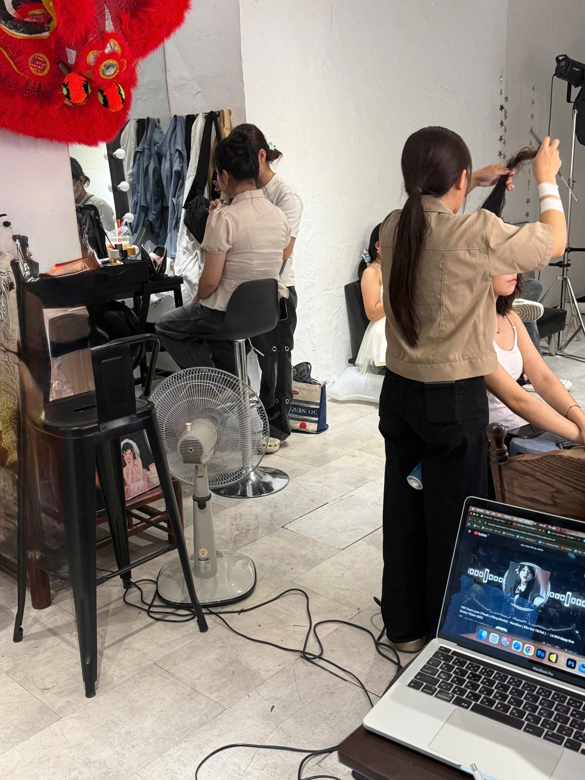 Bố cục nội thất tối giản với rèm sáng và mảng tường mộc tại Góc Studio saigon.