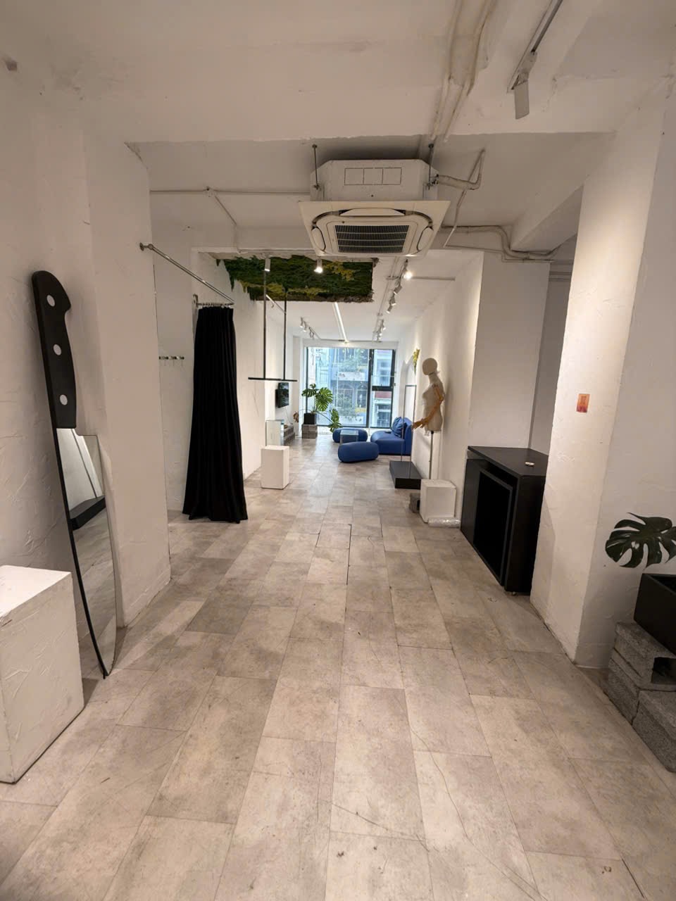 Tổng thể không gian chụp với phông nền trung tính và đèn liên tục tại Góc Studio saigon.